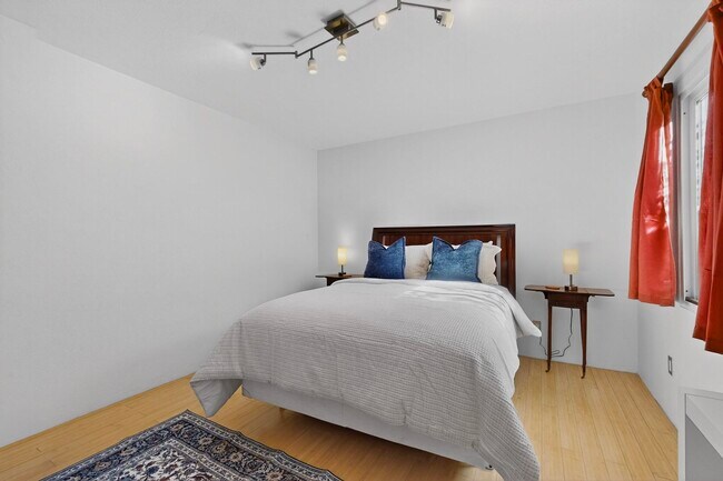 Building Photo - 1640 Stanford Dr NE