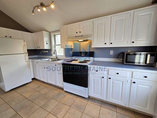 Building Photo - 392 Roosevelt Trail