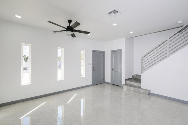 Building Photo - 1011 Emerald Valley Dr