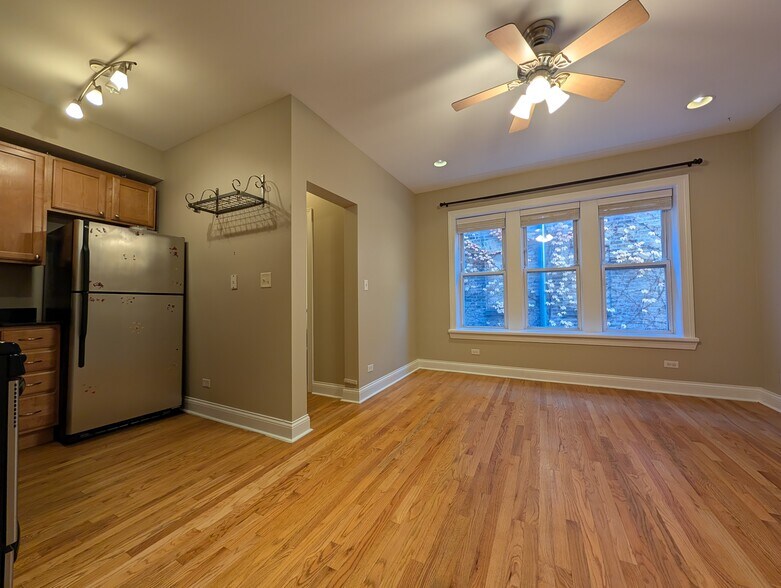 Building Photo - 6813 N Wayne Ave