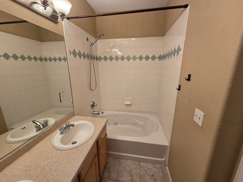 Building Photo - 15700 E Jamison Dr