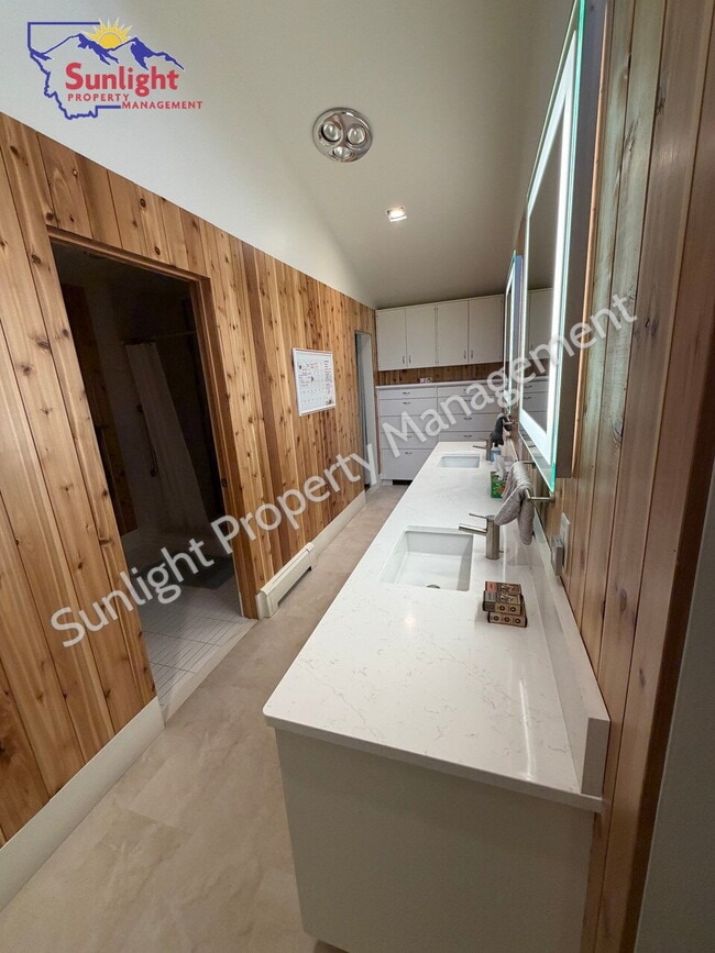 Building Photo - Beautifully Remodeled Home Nestled in the Billings Rims