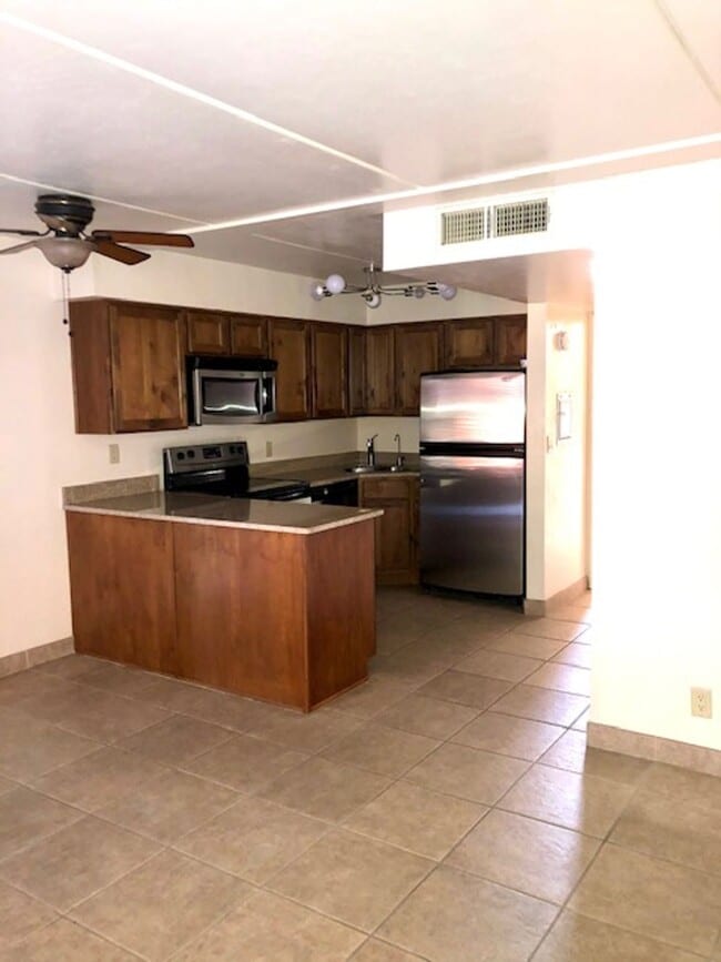 Building Photo - 1bd condo steps away from U of A, gated, A/C, Washer/Dryer