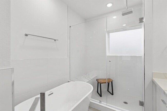 Building Photo - 216 E 31st 1/2 St