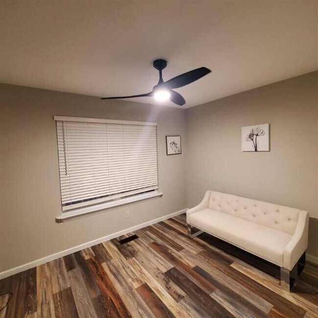 Building Photo - Beautiful condo on Richmond's South Side