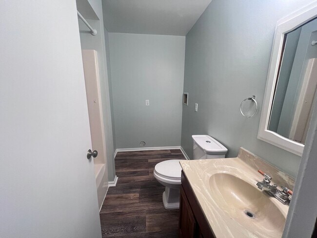 Building Photo - Rockford Schools!  4-Bedroom Duplex