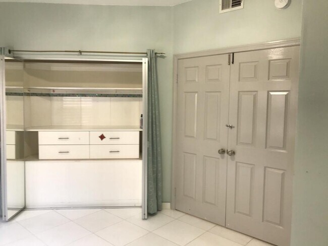 Building Photo - 1000 Calle Allegre