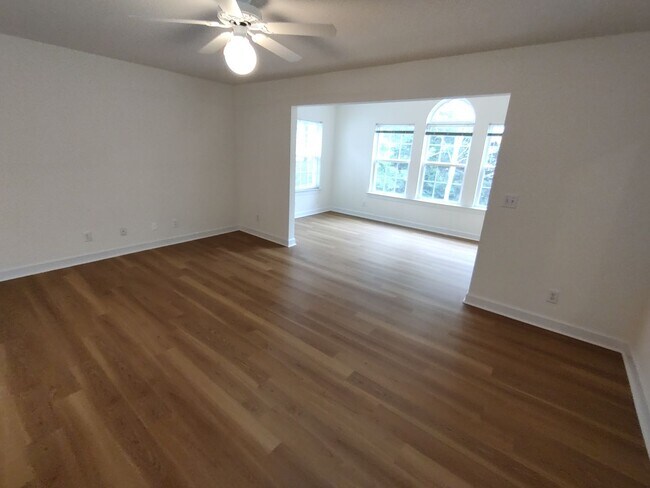 Building Photo - NEWLY RENOVATED 4 Bed/2 Bath with Communit...