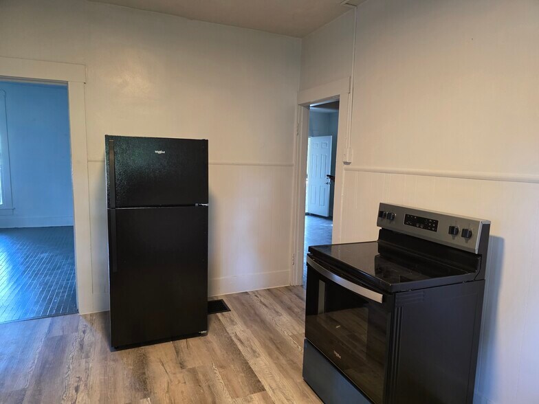 Kitchen w/ new appliances - 211 S Western Ave