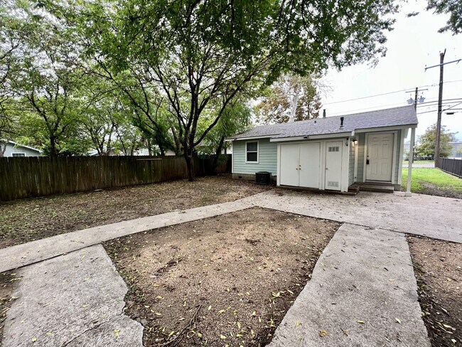 Building Photo - 408 Radam Ln