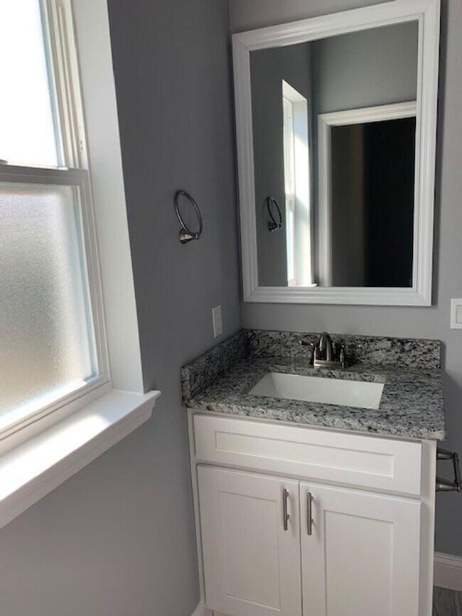 Building Photo - 8 Llosee Ct