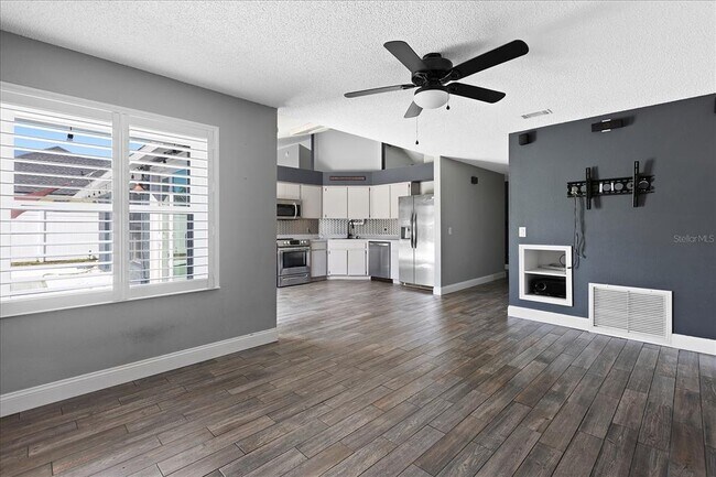 Building Photo - 5517 Loma Vista Dr E