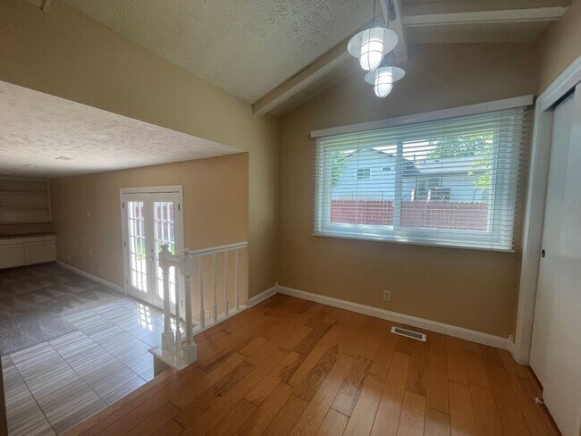 Building Photo - Bellevue Home For Rent!