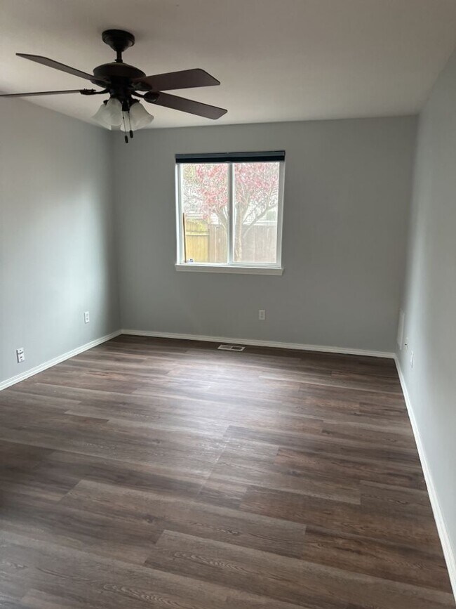 Building Photo - Charming 2 Bedroom Townhome