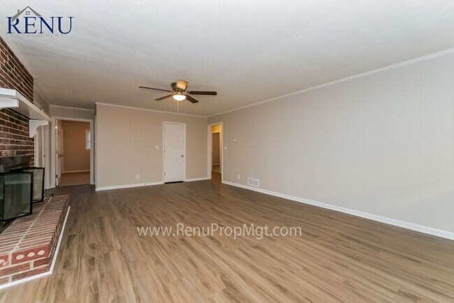 Building Photo - Now available 3 bedrooms 2 baths!