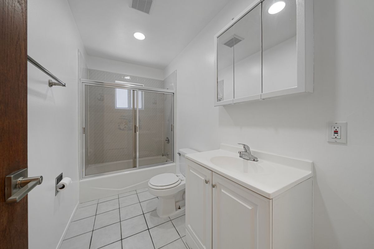 Building Photo - 3025 Sherwood Ave