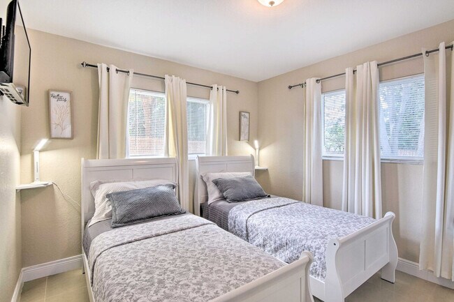 Building Photo - 441 NW 7th Terrace