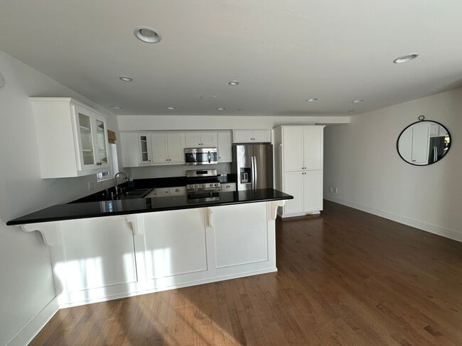 Building Photo - Move in special! $700 off first months rent.