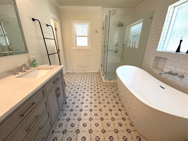 Building Photo - 247 W Woodland Oaks Dr