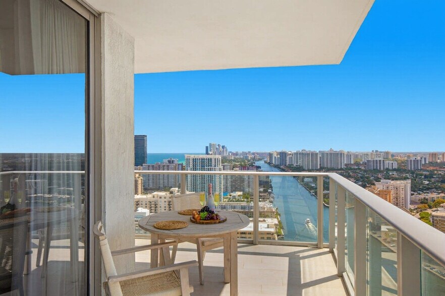 Building Photo - 4010 S Ocean Dr