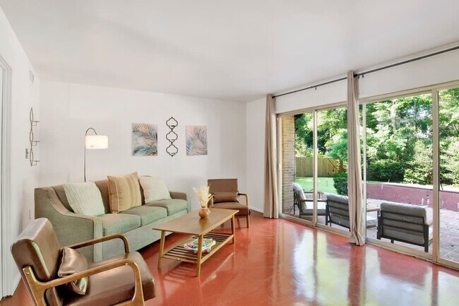 Building Photo - 305 Indian Creek Dr E