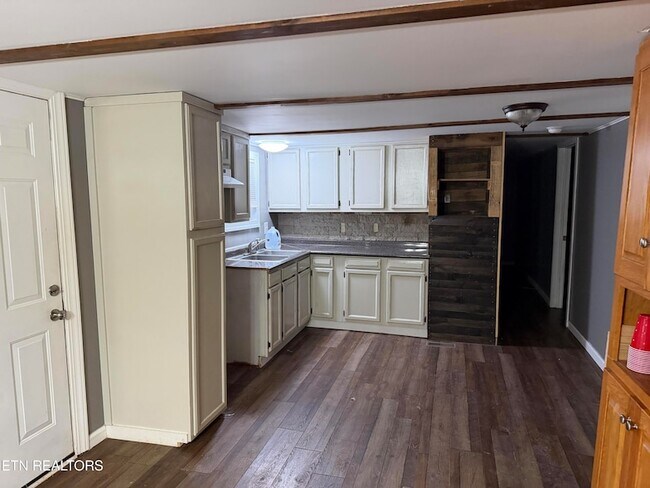 Building Photo - 152 Country Way Dr