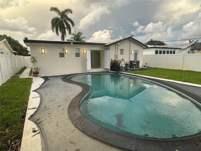 Building Photo - 526 S Rainbow Dr