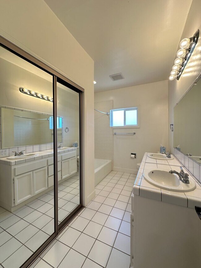 Building Photo - 4 Bedroom Home on Half Acre Lot