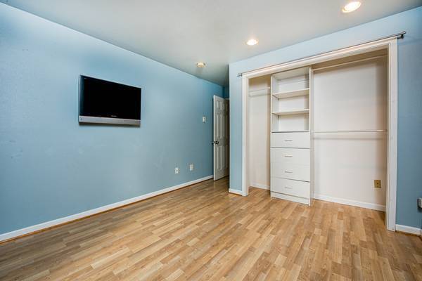 Building Photo - Redmond Condo with 2 Parking Spaces Included