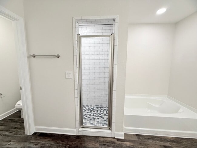 Building Photo - Beautiful 3-Bedroom Home - Open Split Floo...