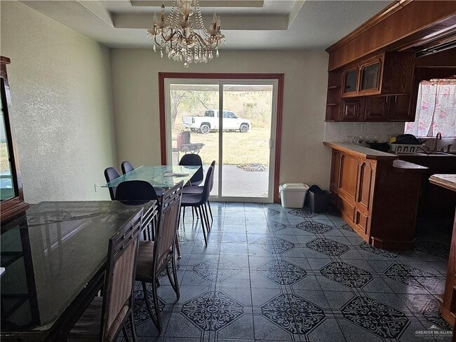 Building Photo - 224 N La Paloma St