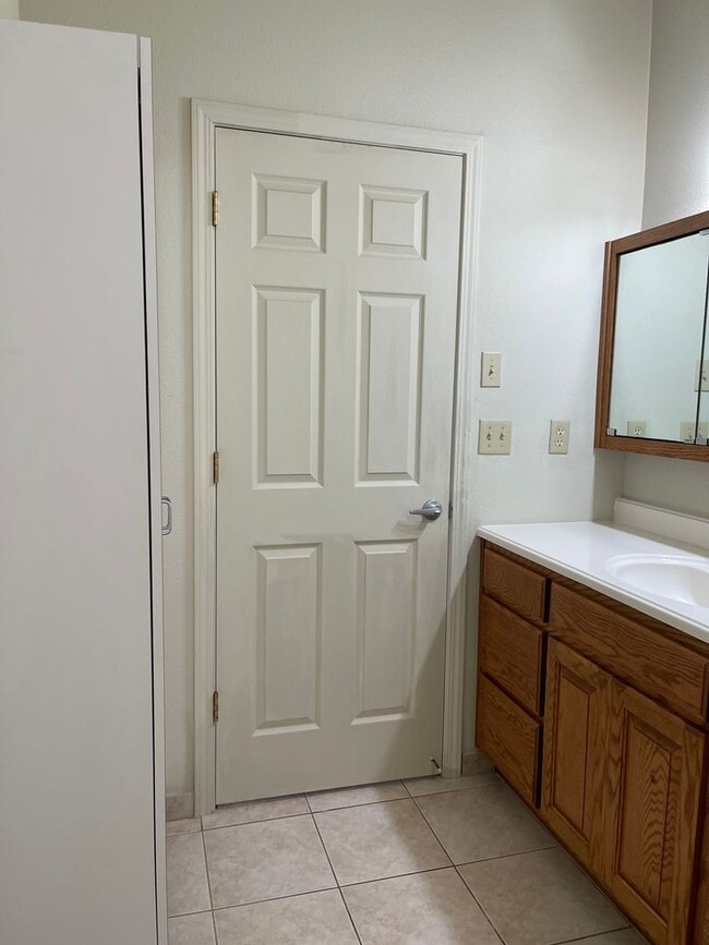 Building Photo - 3 BED 2 BATH W/ATTACHED MOTHER-IN-LAW SUITE *SOLAR PANELS ON ROOF = LOW ELECTRIC BILL*