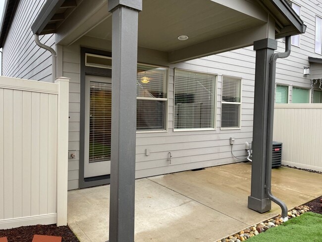 Building Photo - LUXURY 4 BD TOWNHOME! GATED PARKER VILLAGE...