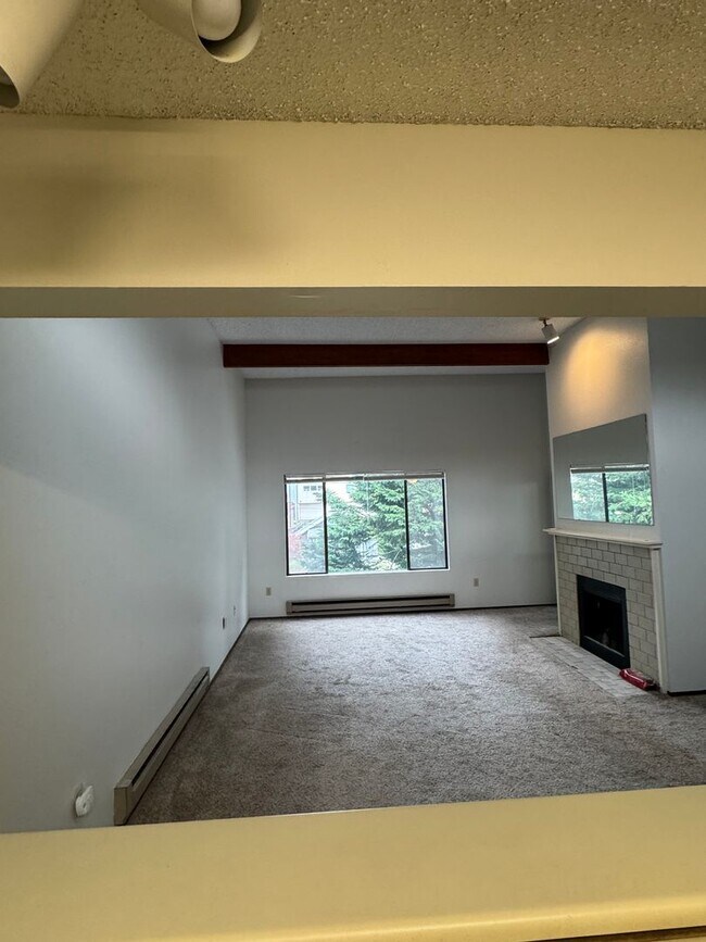 Building Photo - 2 Bedroom 1 Bath Burien Condo 995sf, Firep...