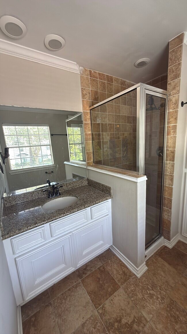 Building Photo - 2815 Woodland Grove Dr