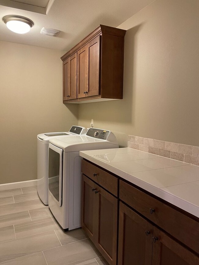 Building Photo - LUXURY 4 BD TOWNHOME! GATED PARKER VILLAGE...