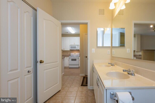 Building Photo - 400 Symphony Cir