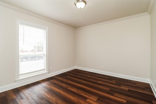 Building Photo - Spacious 4BR Home with Vaulted Ceilings, Fireplace & Large Backyard!