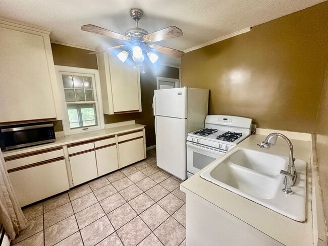 Building Photo - Charming 3 Bedroom Single Family Home Avai...