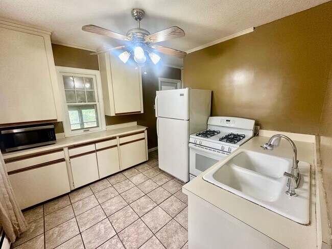 Building Photo - Charming 3 Bedroom Single Family Home Available Now!!