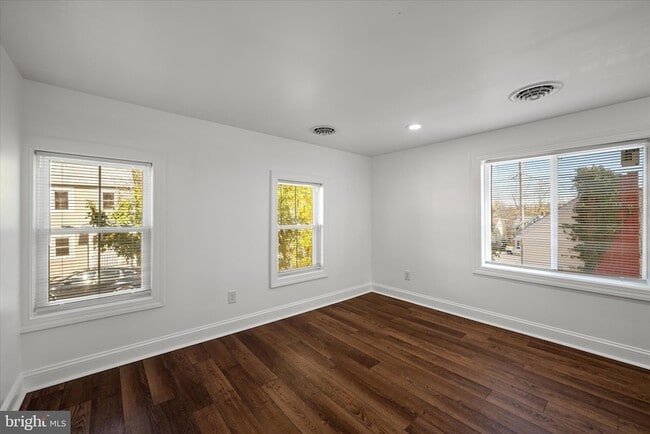 Building Photo - 117 E Monmouth St