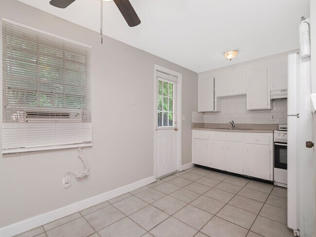 Building Photo - Move-In Ready 1BR/1BA Duplex in Brandon, FL — $1,295/Month, Across from Brandon Mall