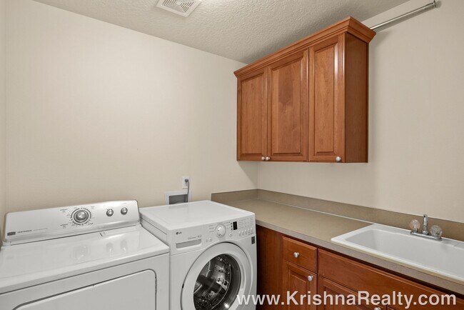 Building Photo - Beautiful 3 Bedroom | 2.5 Bathroom Single Family Home | 1 large bonus room | Located In Quiet Cas...