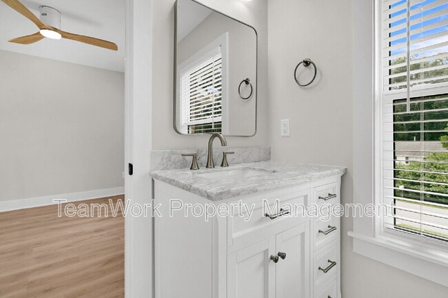 Building Photo - 1752 Skinner Ave