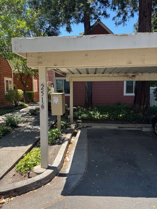 Building Photo - Updated 3 bedroom 2 bathroom Bennett Valle...