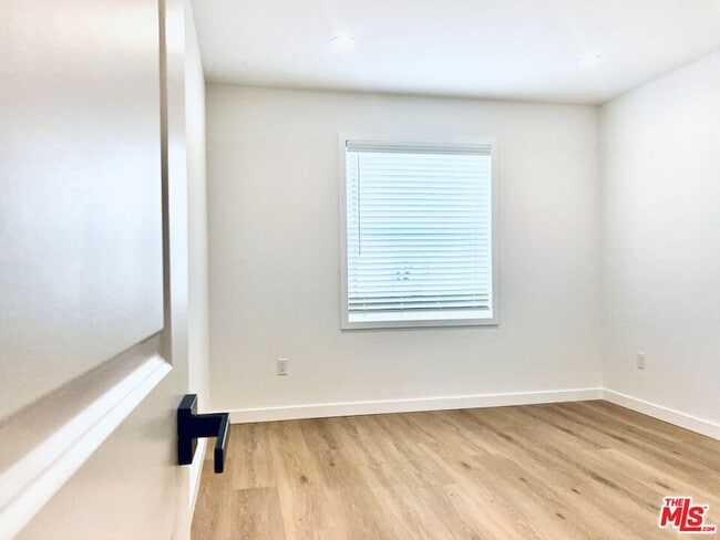 Building Photo - 815 W Glenoaks Blvd