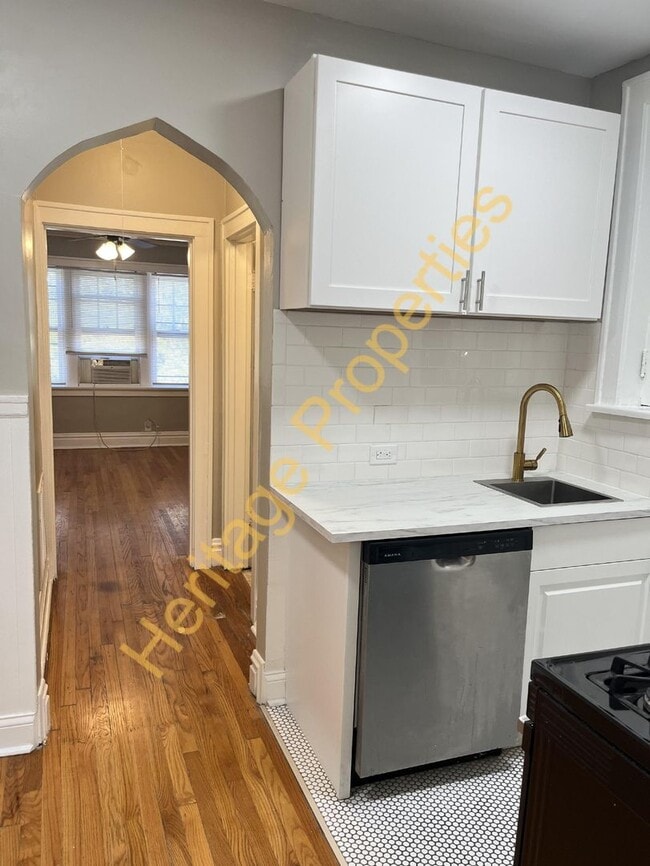 Building Photo - Freshly Updated Southampton 1 Bedroom