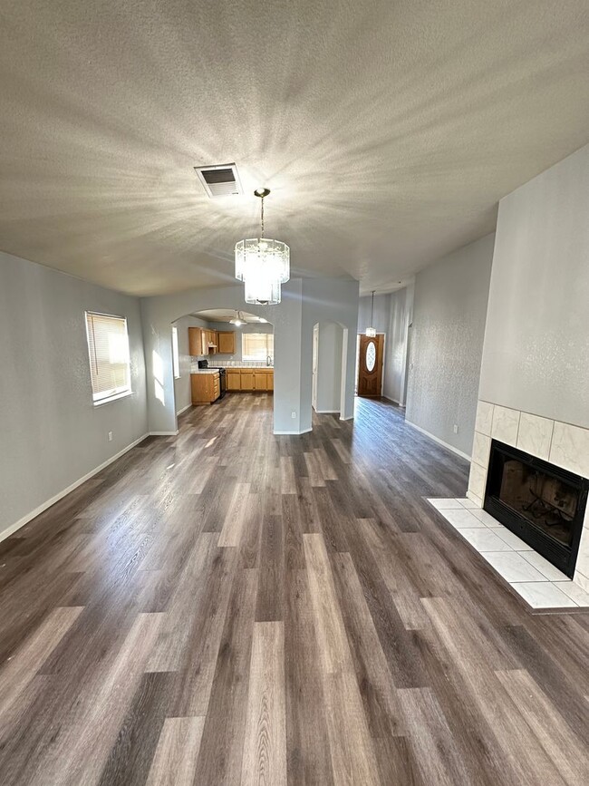 Building Photo - Spacious and Stylish 3 Bedroom Home in a P...