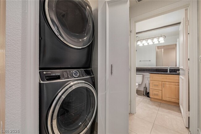 Building Photo - 210 E Flamingo Rd