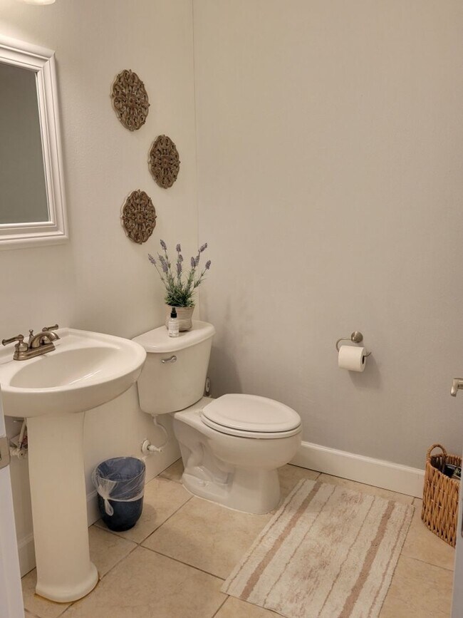 Building Photo - Fully Renovated Large 3 Bed 2.5 Bath 2 Car Garage Townhouse in Perfect Location